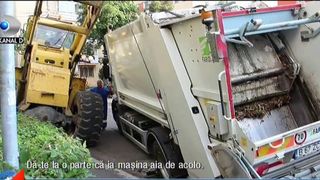 Imagini de groaza la Buzau. O masina de gunoi s-a scufundat intr-o gaura de canalizare