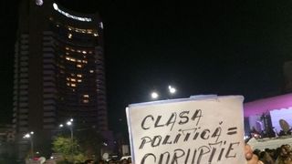 „Justitia e in pericol”. Peste 500 de persoane au protestat, miercuri seara, in Piata Victoriei, dupa modificarile din Justitie anuntate de Tudore Toader