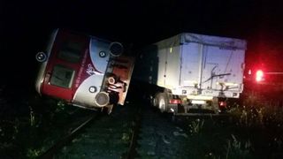 Dezastru! Un tren din Valcea a deraiat, dupa ce un tir s-a prabusit de pe sosea pe calea ferata. O persoana este ranita