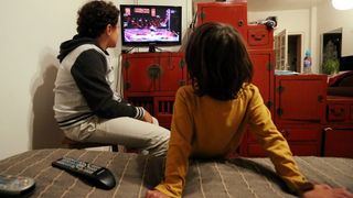 O mama a plecat in vacanta, pentru o luna, si si-a lasat copii, de 8 si 12 ani, singuri acasa