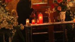 Tu stii de ce se duc doua lumanari si flori cu numar par la priveghi?