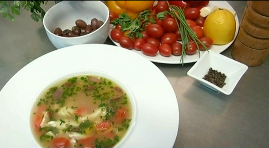 Iata cum puteti sa pregatiti o supa de peste greceasca. E un adevarat deliciu!