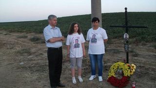 Vaduva lui Gheorghe, alaturi de fiica si de reprezentantul unei asociatii care o ajuta