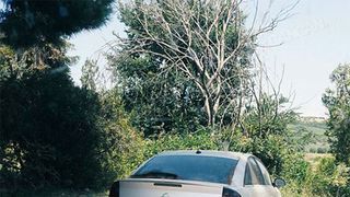 O romanca aflata in concediu in Grecia a trecut zi de zi pe langa aceasta masina cu numere de Constanta. Cand si-a facut curaj si s-a apropiat de ea, a avut un soc