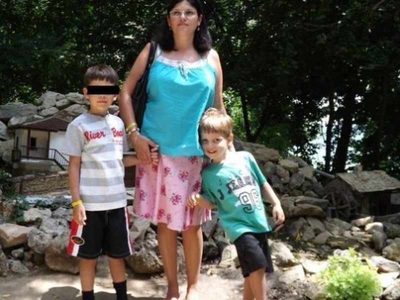 Ionut (dreapta), cu mama si cu fratele