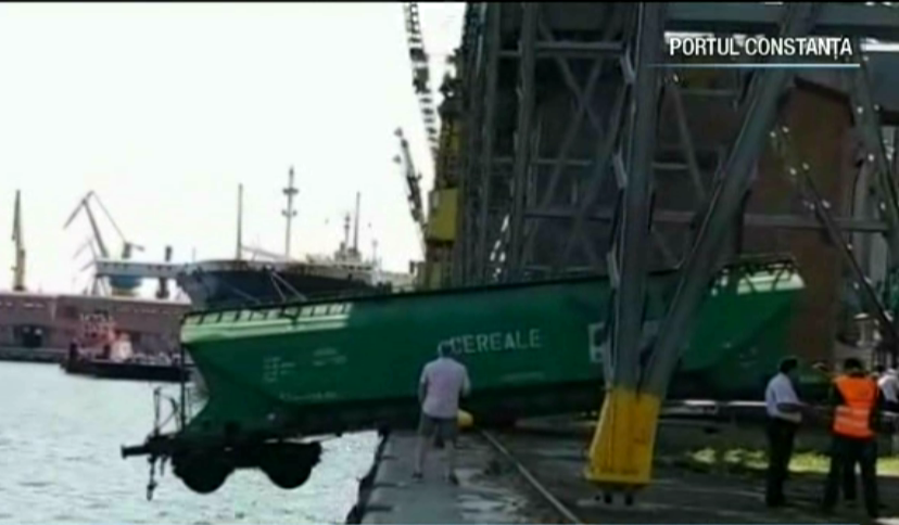 Imagini incredibile in Portul Constanta! Un vagon de tren a fost la un pas sa cada in mare