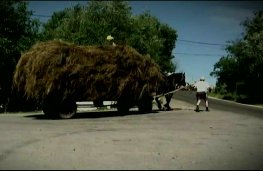 Locuitorii din comunele transformate in orase platesc taxe si impozite uriase pentru pietre in loc de asfalt si fantani arteziene secate: "Dam bani mai multi degeaba"