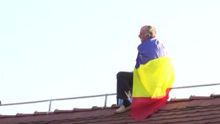 Un barbat s-a urcat pe acoperisul Tribunalului Brasov, fiind convins sa coboare dupa sapte ore de catre vicepresedintele instantei