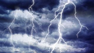 Opt judete, sub cod galben de ploi abundente, descarcari electrice si intensificari ale vantului, in orele urmatoare