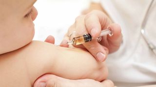 Medic: Refuzul parintilor de a vaccina copilul, fara un motiv medical dovedit cu acte, ii poate aduce in fata instantei