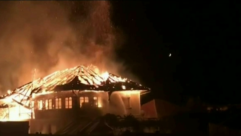 Incendiu devastator intr-o localitate din Targu Jiu. Flacarile au distrus o casa