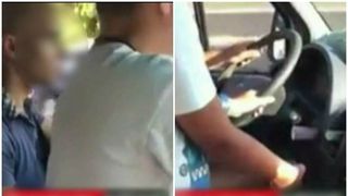 Inconstienta maxima! Un sofer de maxi-taxi din Constanta, filmat in timp ce isi invata copilul sa conduca cu masina plina de pasageri