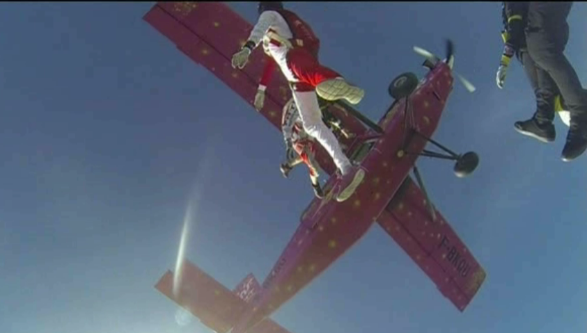 Cozi la scolile de parasutism! Zeci de romani s-au inghesuit pentru a obtine licenta. Cat costa un astfel de curs