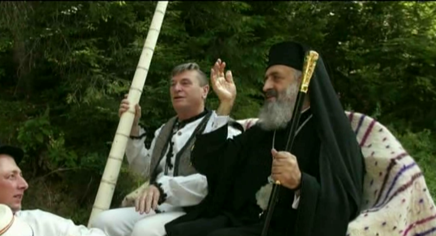 Cum a fost surprins Arhiepiscopul de Alba, la Sarbatoarea motilor din comuna Horea. Toti enoriasii i-au facut poze