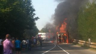 Un TIR incarcat cu lemne a luat foc in mers!