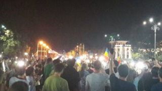 Incidente la protestele anti Guvern. Un copil a lesinat la Timisoara, o femeie a fost ranita la Bucuresti