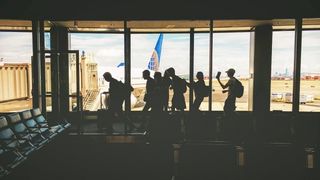 Zeci de turisti romani, blocati pe aeroportul din Portugalia de doua zile. Premierul Tudose l-a revocat pe consulul Romaniei de la Lisabona si ii va ajuta pe oameni sa vina acasa