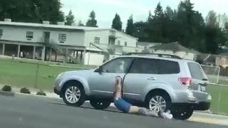 Imagini socante pe o sosea! Un barbat pe jumatate gol, tarat de un sofer pe langa masina. Ce explicatie a avut conducatorul auto pentru gestul sau