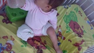 Un copil mic, ud care cere mancare. Imagini dureroase surprinse la Spitalul de Pediatrie Sibiu
