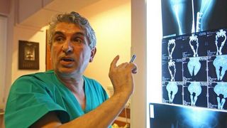 Medicii de la "Marie Curie" refuza sa colaboreze cu doctorul Burnei. Ei ameninta cu greva si cu demisia