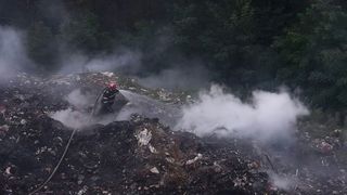 Stare de alerta intr-o comuna din Valcea, unde o groapa de gunoi arde de peste o saptamana, degajand mult fum