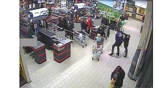 Situatie halucinanta! Un copil de 10 ani, pus sa se dezbrace in fata agentilor de paza a unui hipermarket, pentru a dovedi ca nu a furat nimic