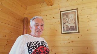 Mugur Isarescu, alaturi de o fotografie cu parintii lui