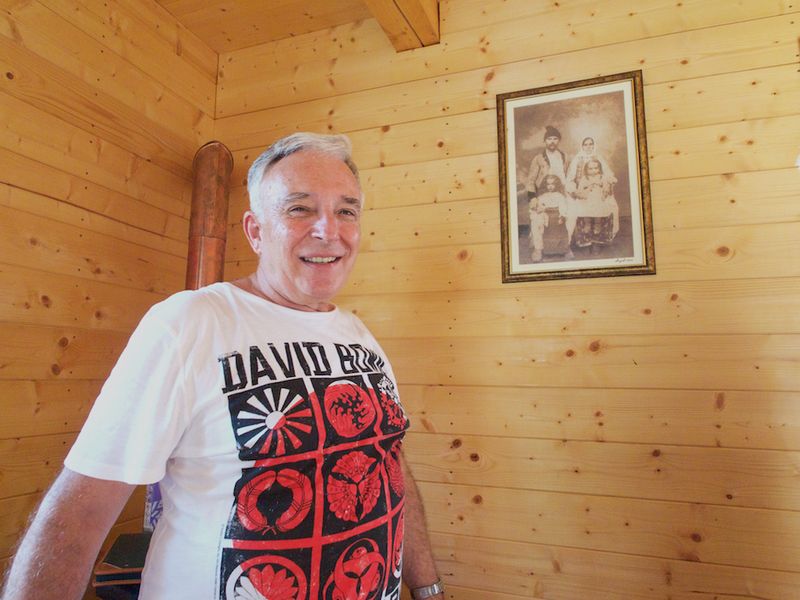 Mugur Isarescu, alaturi de o fotografie cu parintii lui