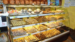 Cofetarie inchisa dupa ce au fost gasite produse expirate, iar prajiturile aveau E-uri necomunicate consumatorilor