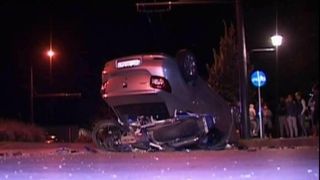 Accident mortal chiar in fata spitalului din Vaslui! Doi tineri aflati pe o motocicleta s-au izbit de o masina. Unul a murit, iar altul a fost grav ranit