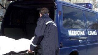 Moarte invaluita in mister la Pitesti. Un barbat de 35 de ani a fost gasit fara suflare in casa