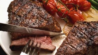 Un barbat din Botosani a murit, dupa ce s-a inecat cu o bucata de carne