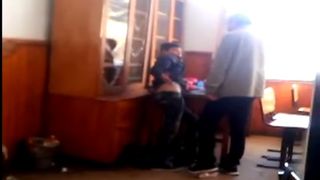 "Te fac bucati, te duci cu capul sub brat acasa!". Scene socante! Un profesor din Piatra Neamt, filmat in timp ce batea un elev