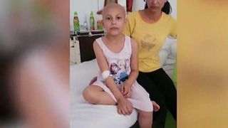 "Am cazut in genunchi in fata doctorului i-am luat picioarele si i-am spus salvati-mi copilul". Povestea Alexandrei, o copila de 7 ani, pentru care parintii fac eforturi supraomenesti sa traiasca