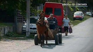 Blestemati sa fie oraseni. Platesc taxe ca-n Bucuresti, dar n-au nici macar apa sau canalizare. Sunt oraseni doar pe hartie, desi au decis, prin referendum, ca orasul sa devina comuna