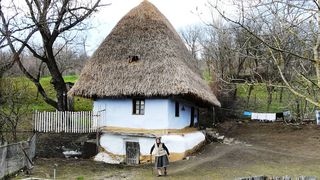 Locuieste intr-o casuta ce pare adusa de la Muzeul satului! Cum arata locuinta monument isoric