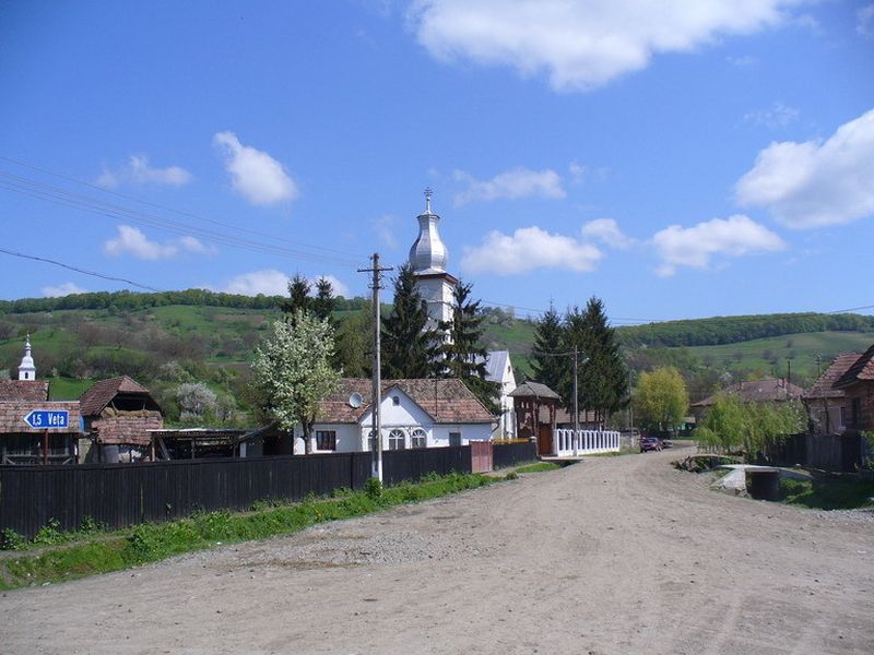 Asa arata biserica din Mosuni, langa care se afla casa in care locuieste Pomohaci