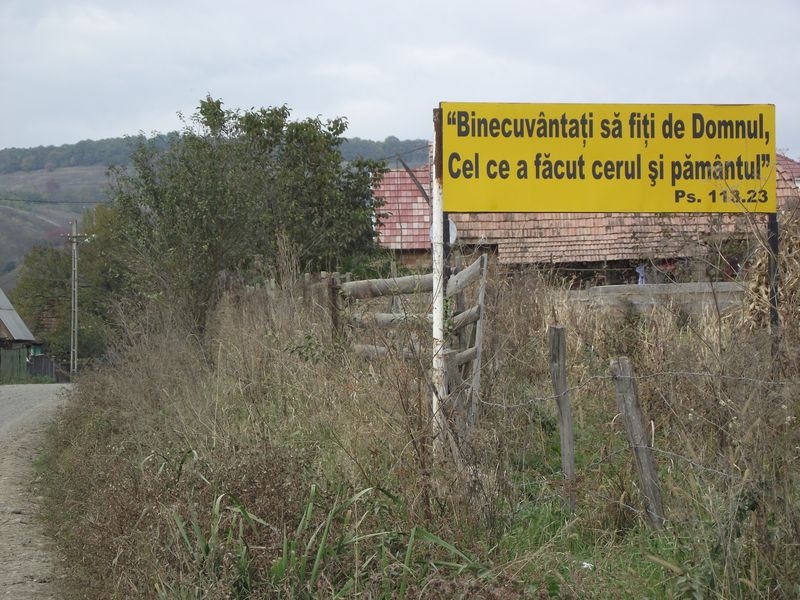 La intrarea in localitate este scris un citat din Biblie