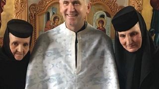 A stat o saptamana cu "secta lui Pomohaci"! Dezvaluirile jurnalistului care "s-a infiltrat" in satul Mosuni, fieful preotului acuzat de corupere de minori