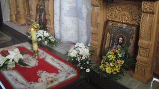 Altarul bisericii din Mosuni