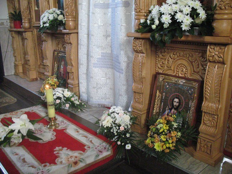 Altarul bisericii din Mosuni