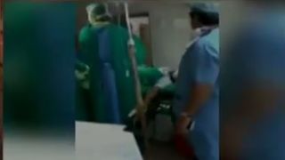 Doi medici au inceput sa se certe in timpul unei nasteri prin cezariana. Copilasul a murit