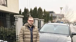 Soferul care a luat un politist pe capota a fost trimis in judecata