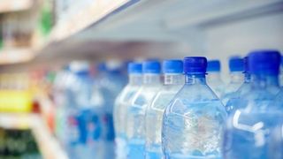 Sa bei apa devine un lux. Guvernul vrea sa puna taxa pe apa imbuteliata
