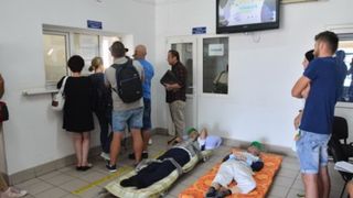 Scandal monstru dupa o situatie halucinanta: pacienti adusi cu targa la ghiseele Casei de Sanatate, pentru ca adeverintele se elibereaza doar personal