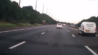 Accident grav in Marea Britanie, filmat! Un roman a spulberat cu tirul o masina in care era o familie