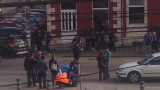 O mama si fiica ei, de cinci ani,  izbite pe trecerea de pietoni de un sofer incepator