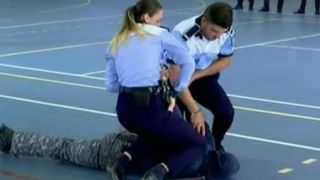 Dupa episoadele cu "Boureanu" si "medicul de la maternitatea Giulesti", politistii iau lectii de autoaparare si imobilizare