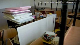 Zeci de copii sunt obligati sa invete in scoli care stau sa cada pe ei!