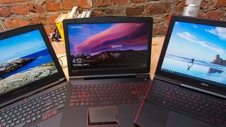 Doi barbati, cercetati dupa ce politistii vranceni au gasit in masinile lor patruzeci de laptopuri furate de la o scoala din Marea Britanie